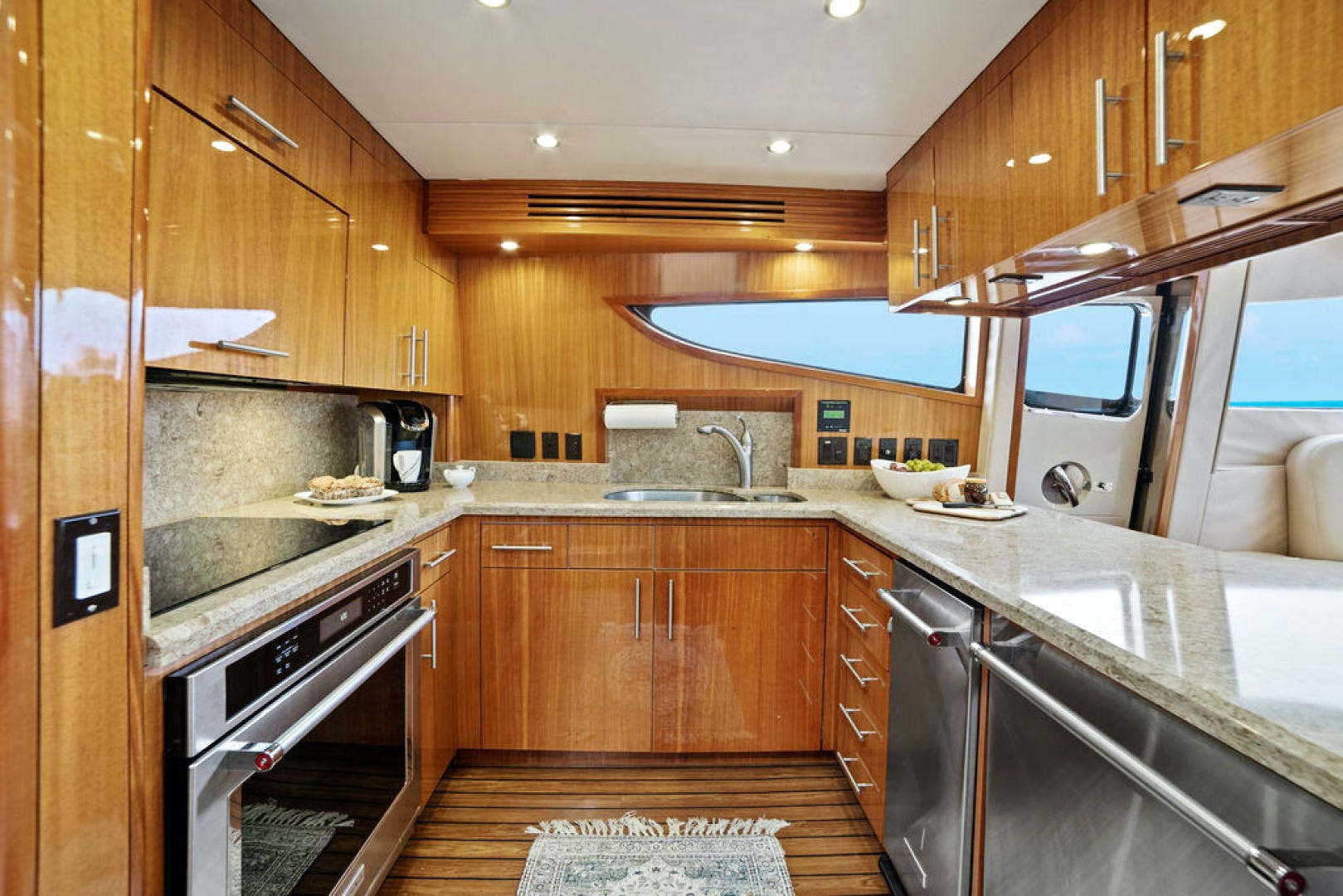 Yacht LA MER, Hatteras Yachts | CHARTERWORLD Luxury Superyacht Charters